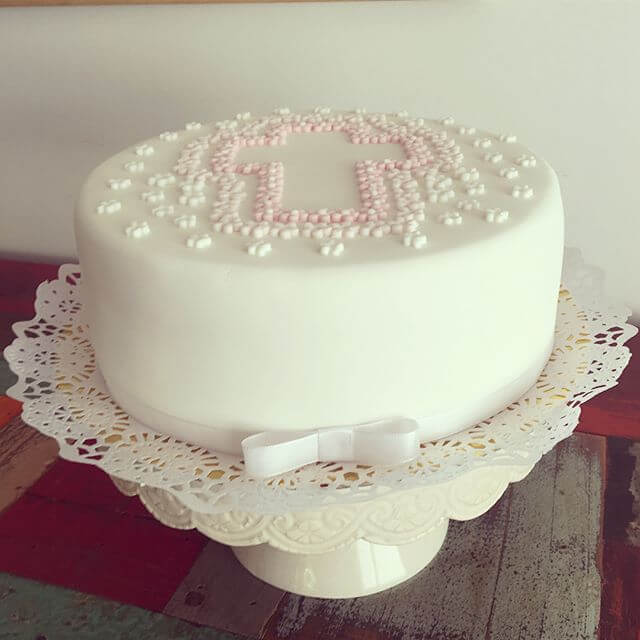 Torta de comunión con toques rosas