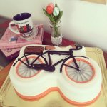 Torta de cumpleaños con forma de bicicleta