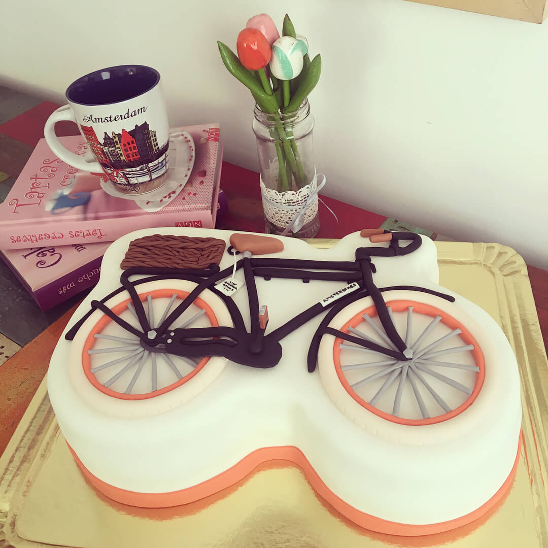 Torta de cumpleaños con forma de bicicleta